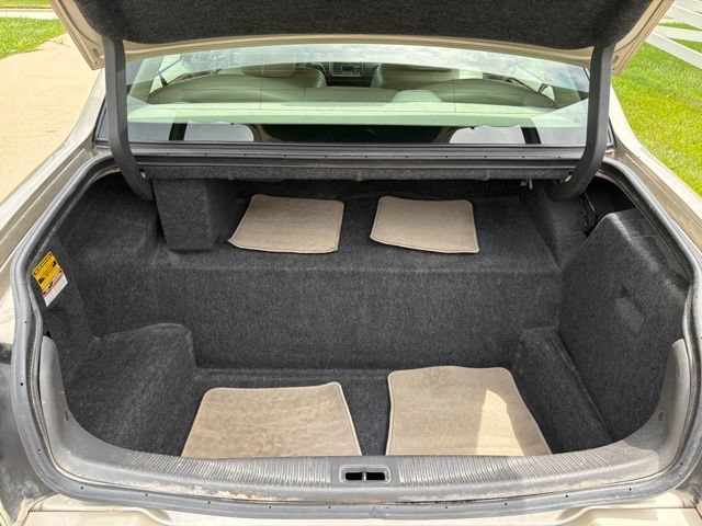Used 2006 Lincoln Town Car Signature Limited RWD image 6