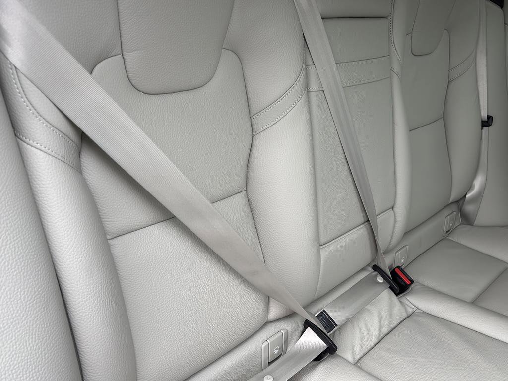 Used 2021 Volvo XC60 T5 Momentum w/ Premium Package image 42