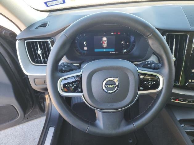 Certified 2025 Volvo XC60 B5 Plus image 8