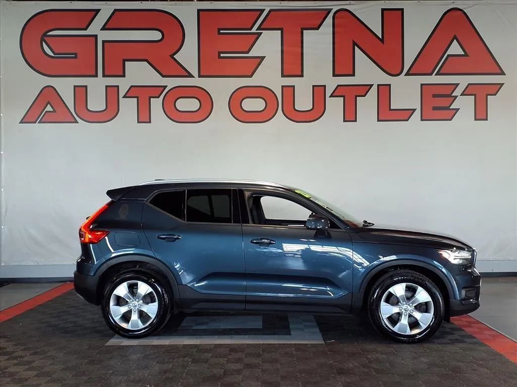 Used 2021 Volvo XC40 T4 Momentum