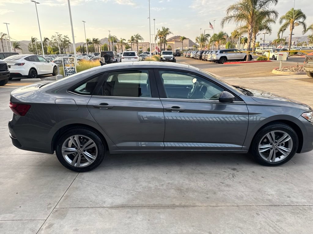 Used 2024 Volkswagen Jetta SE FWD image 9