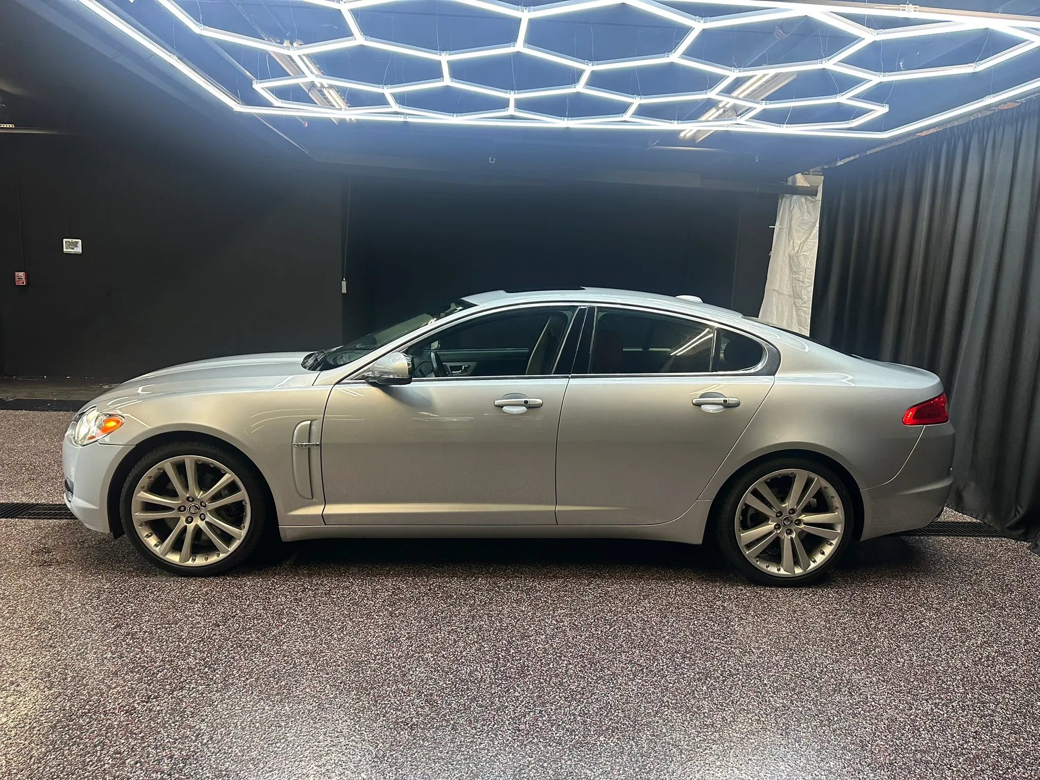Used 2011 Jaguar XF Premium RWD image 4