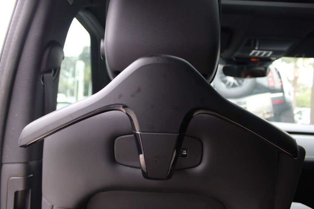 Certified 2025 Land Rover Discovery Dynamic SE image 31