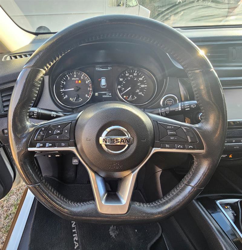 Used 2017 Nissan Rogue SV w/ SV Premium Package image 14