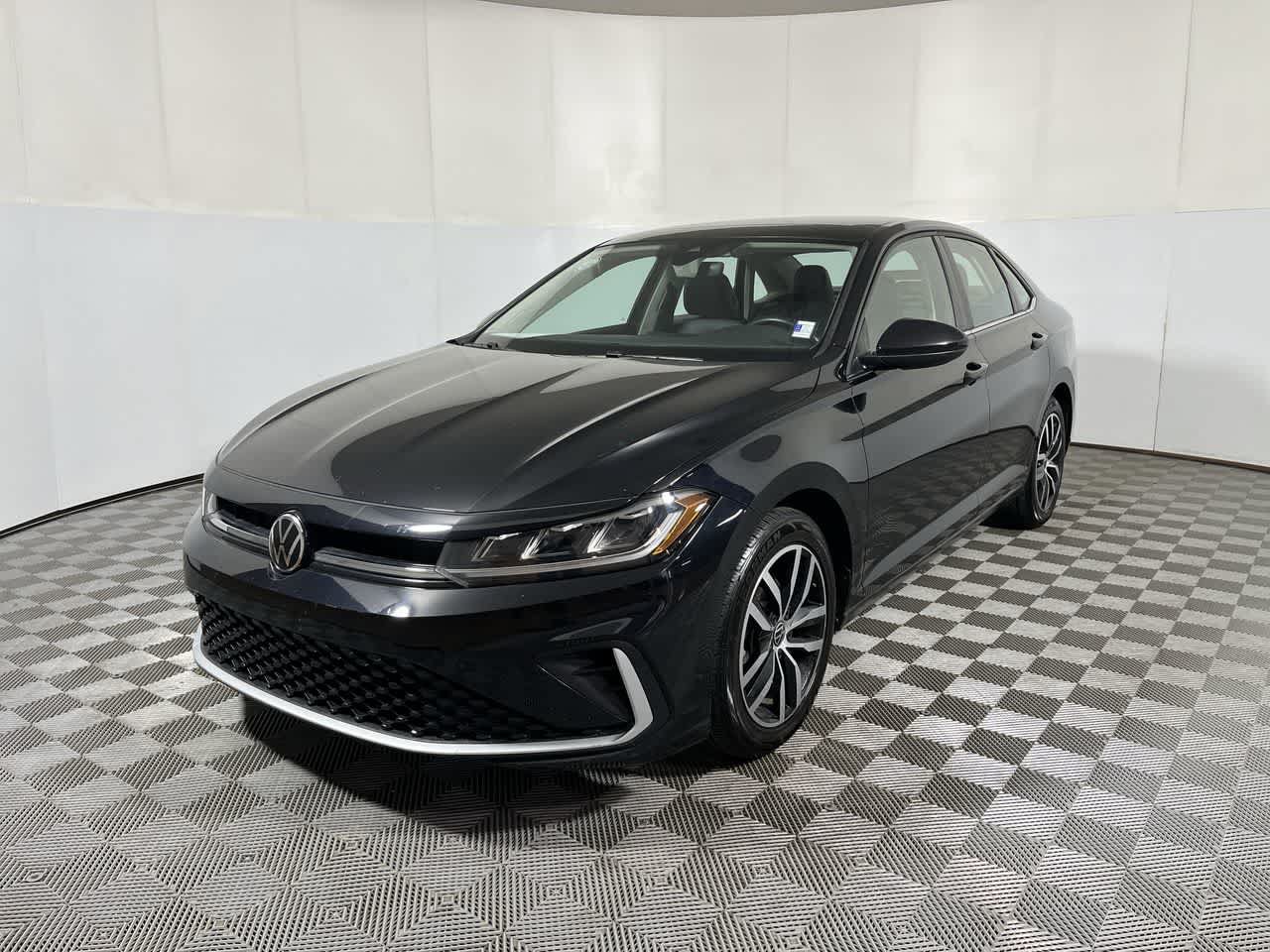 Used 2025 Volkswagen Jetta SE FWD image 4
