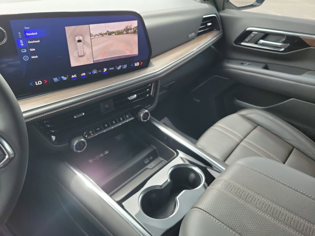 Used 2025 Chevrolet Suburban High Country AWD/4WD image 32