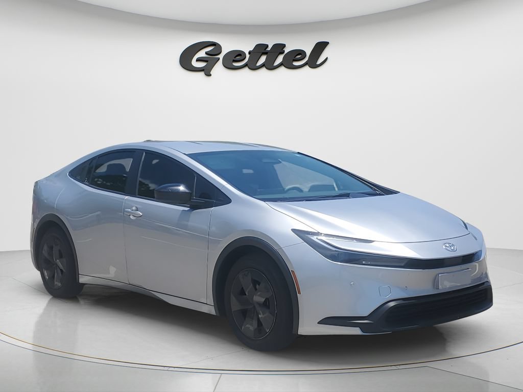 Used 2025 Toyota Prius LE FWD image 3