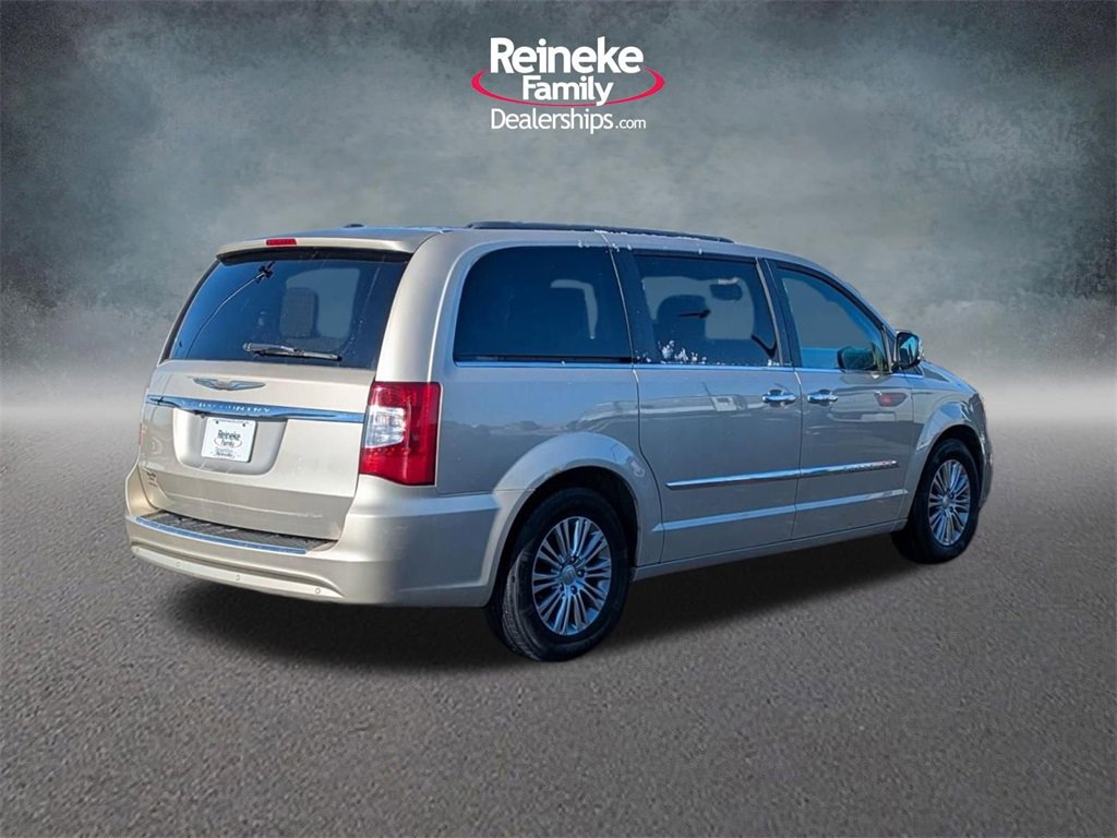 Used 2014 Chrysler Town & Country Touring-L w/ Driver Convenience Group image 5