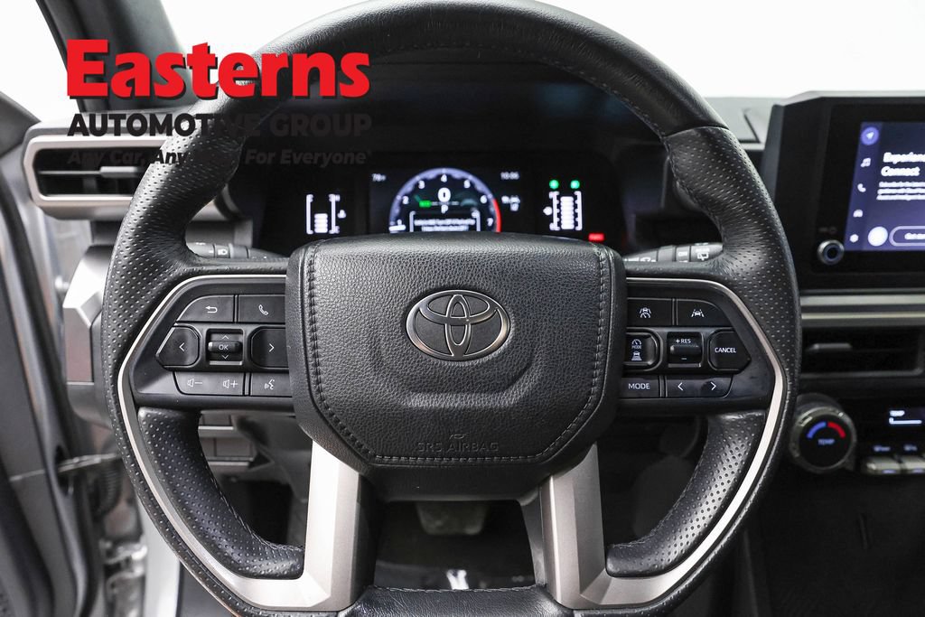 Used 2025 Toyota 4Runner SR5 AWD/4WD image 12