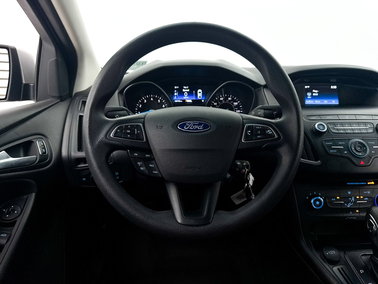 Used 2018 Ford Focus SE FWD image 3
