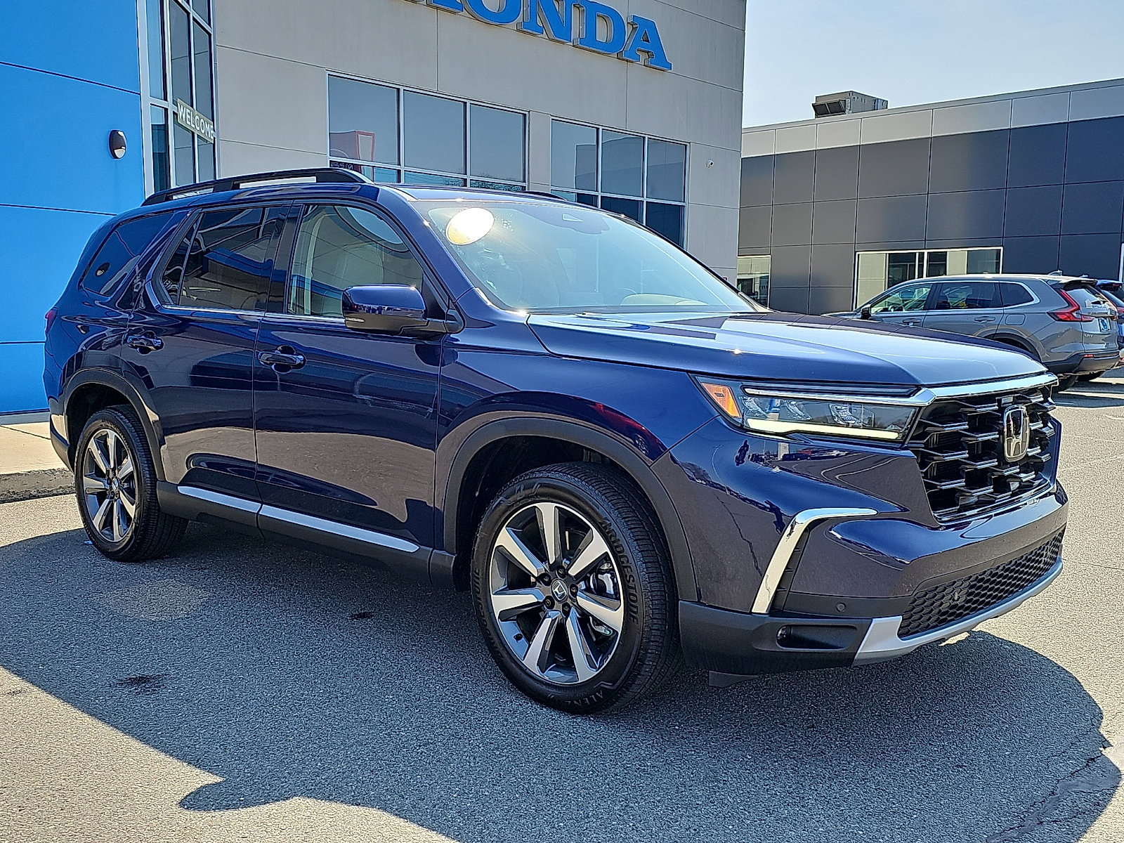 Used 2025 Honda Pilot Touring image 3