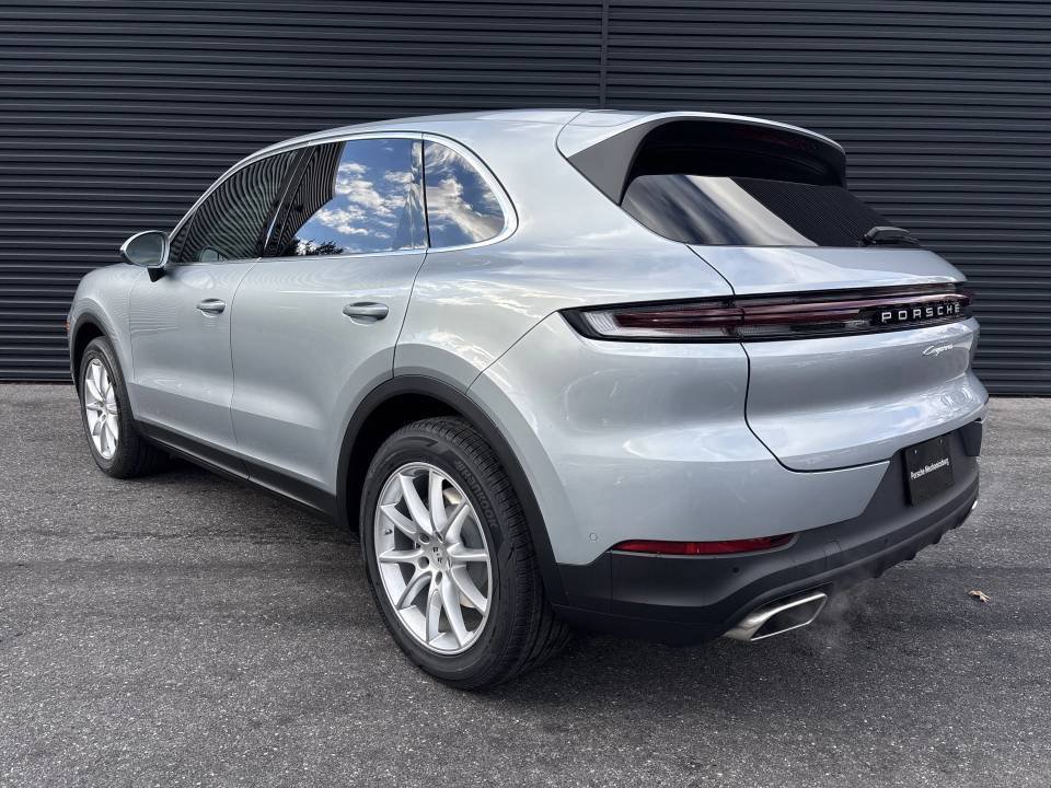 Certified 2026 Porsche Cayenne AWD/4WD image 3