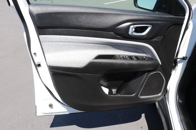 Used 2022 Jeep Compass Latitude FWD image 9