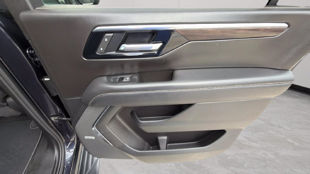 Certified 2025 Chevrolet Suburban Premier AWD/4WD image 36