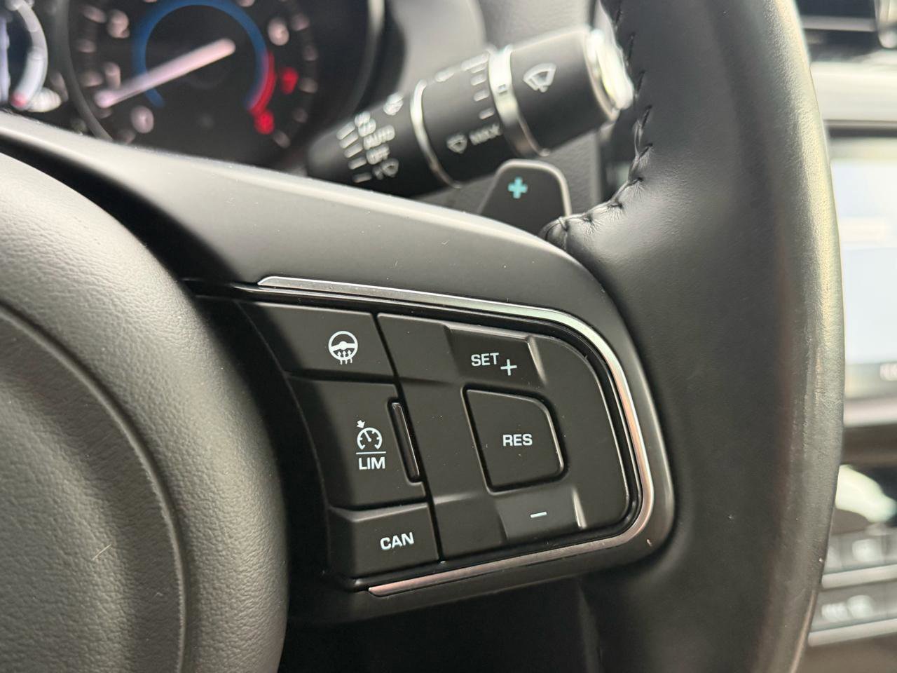 Used 2017 Jaguar XE Premium image 17