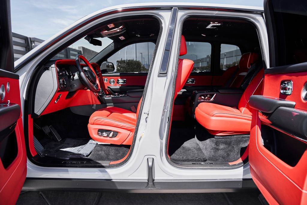 Used 2024 Rolls-Royce Cullinan Black Badge w/ Dark Exterior Package image 31