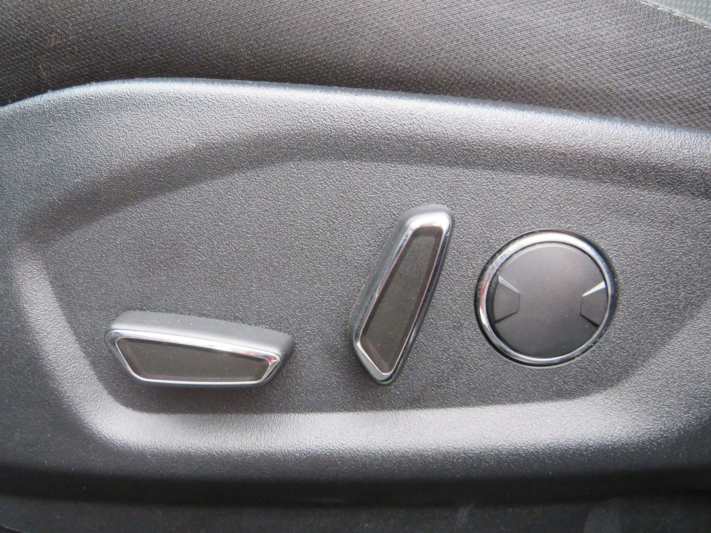 Used 2018 Ford Explorer XLT image 33