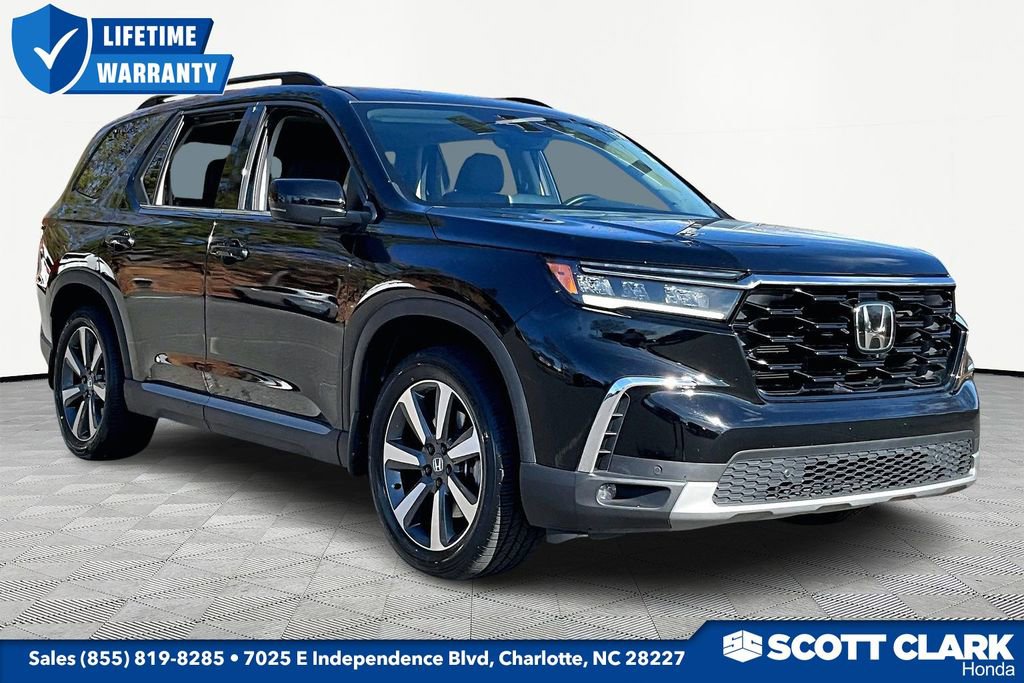 Used 2025 Honda Pilot Touring image 1