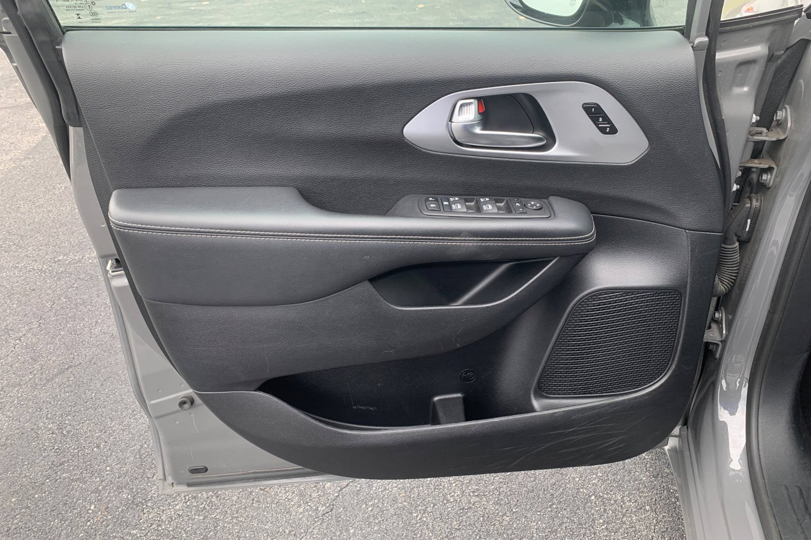 Used 2025 Chrysler Pacifica Limited FWD image 13