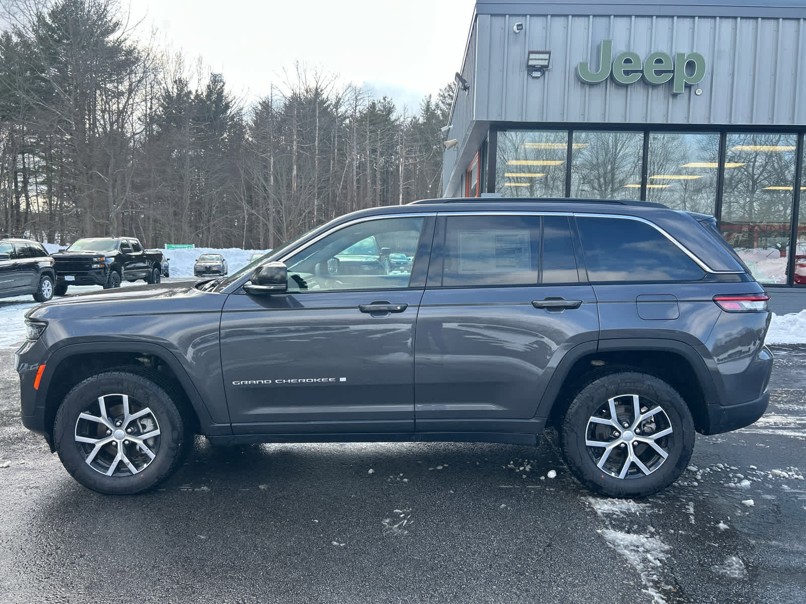 Used 2025 Jeep Grand Cherokee Limited w/ Trailer Tow Package image 8