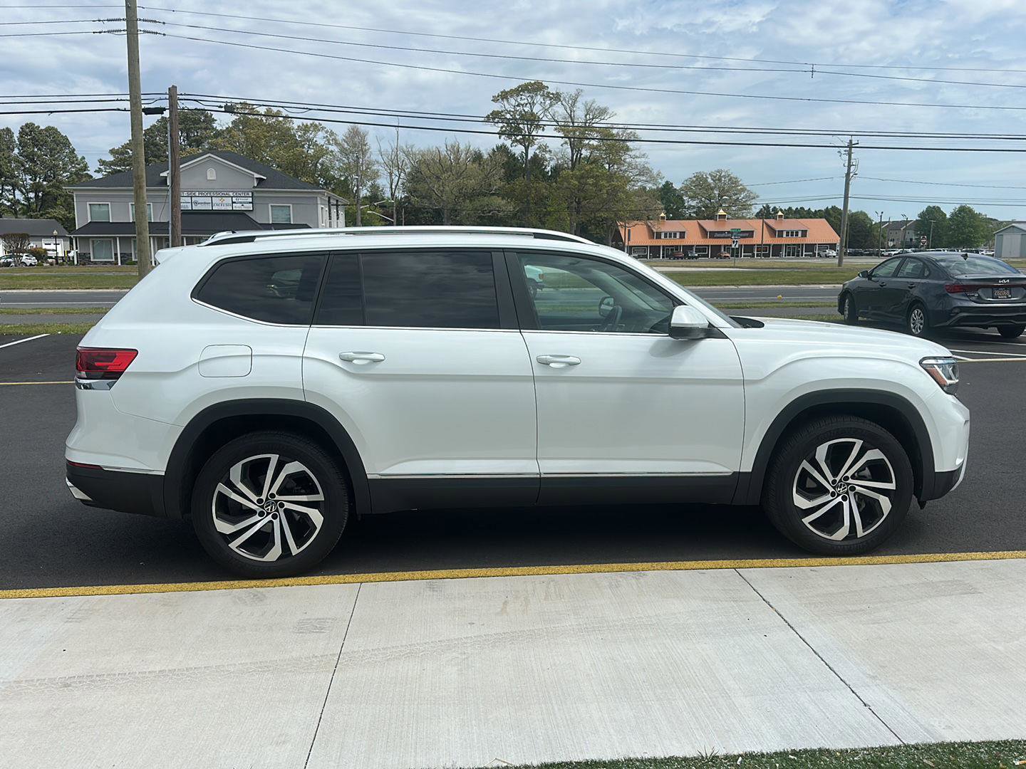 Used 2023 Volkswagen Atlas SEL AWD/4WD image 4