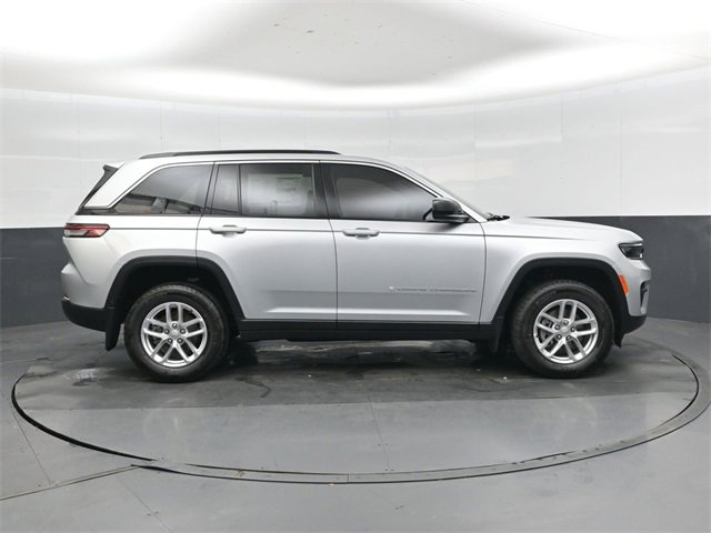 New 2025 Jeep Grand Cherokee Laredo image 2