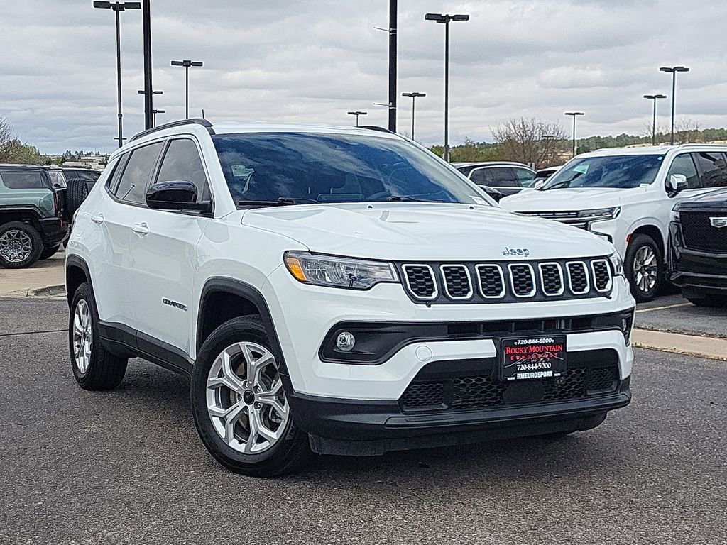 Used 2025 Jeep Compass Latitude AWD/4WD image 2