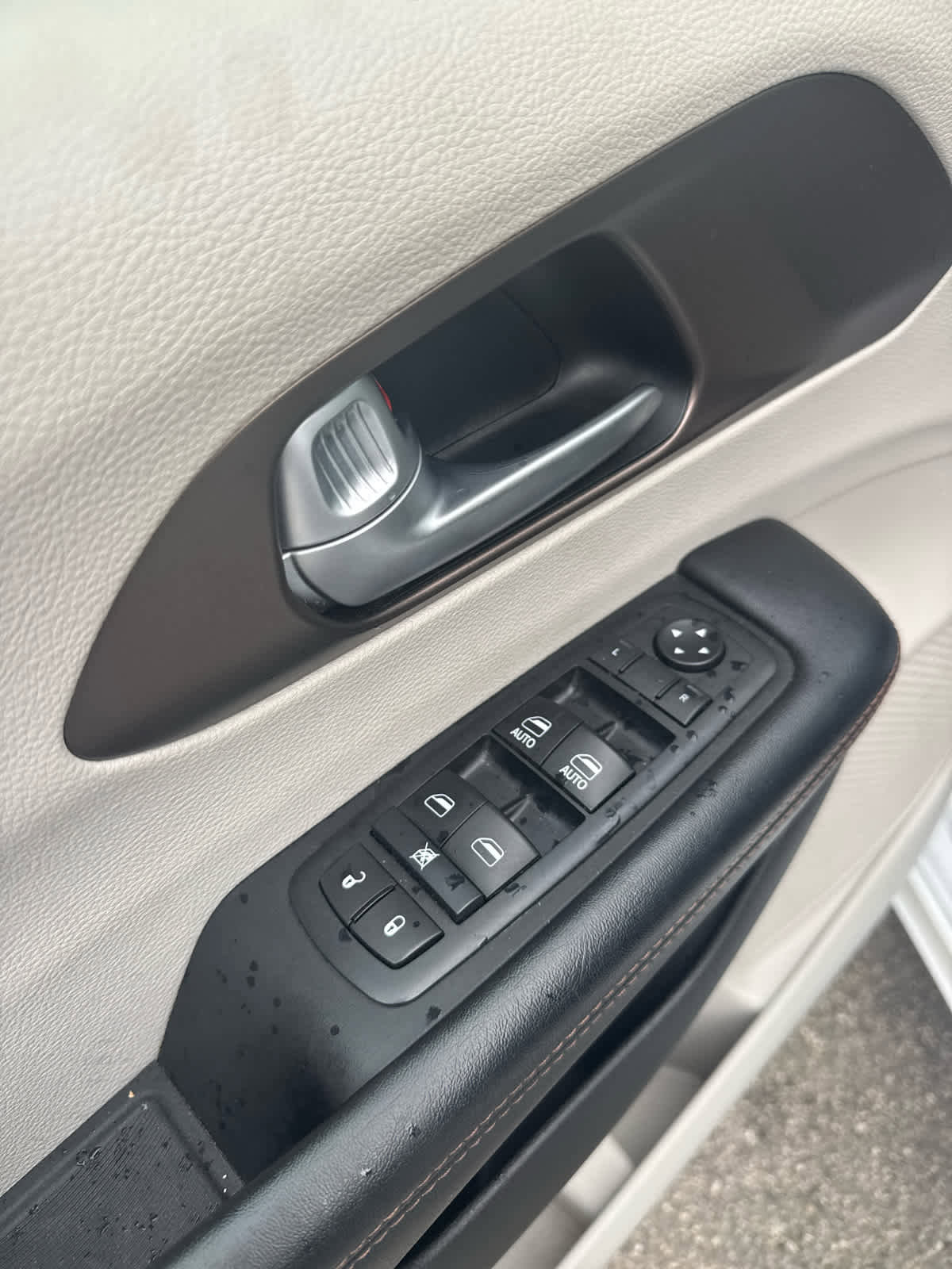 Used 2017 Chrysler Pacifica Touring-L image 11