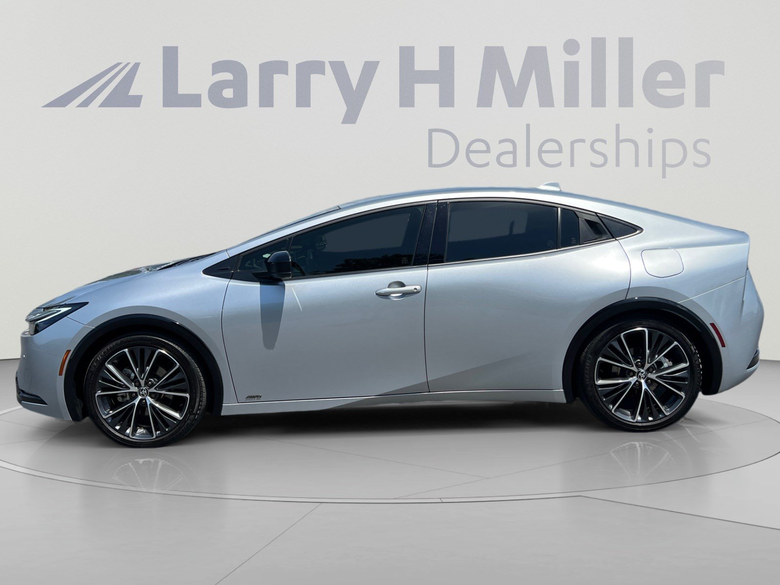 Used 2025 Toyota Prius XLE AWD/4WD image 2