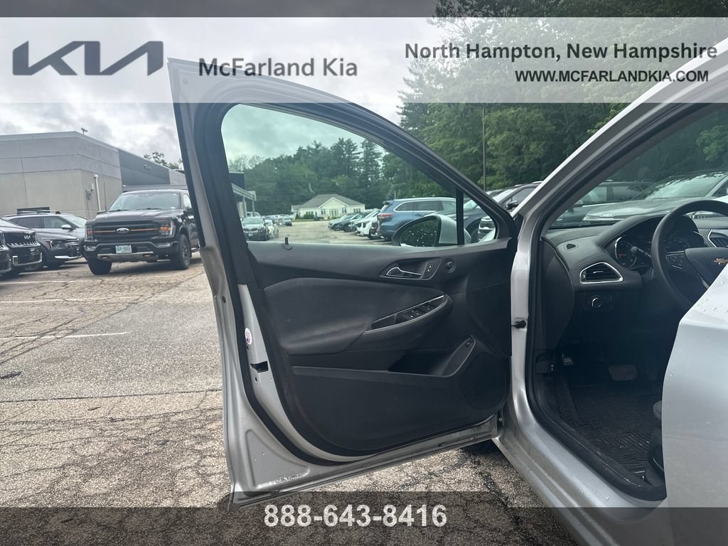 Used 2019 Chevrolet Cruze LT w/ Convenience Package FWD image 11