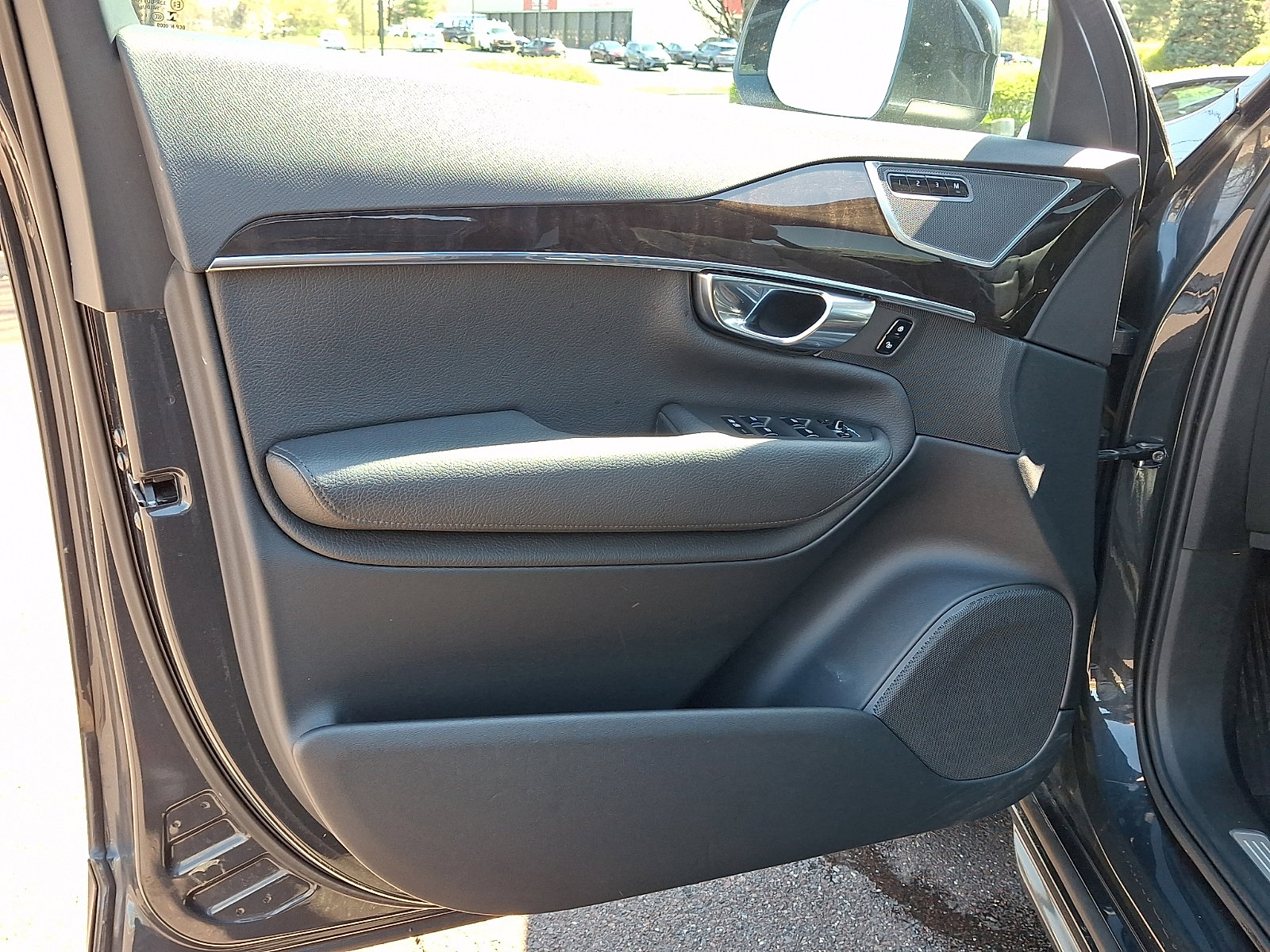 Used 2017 Volvo XC90 T6 Momentum w/ Vision Package image 13