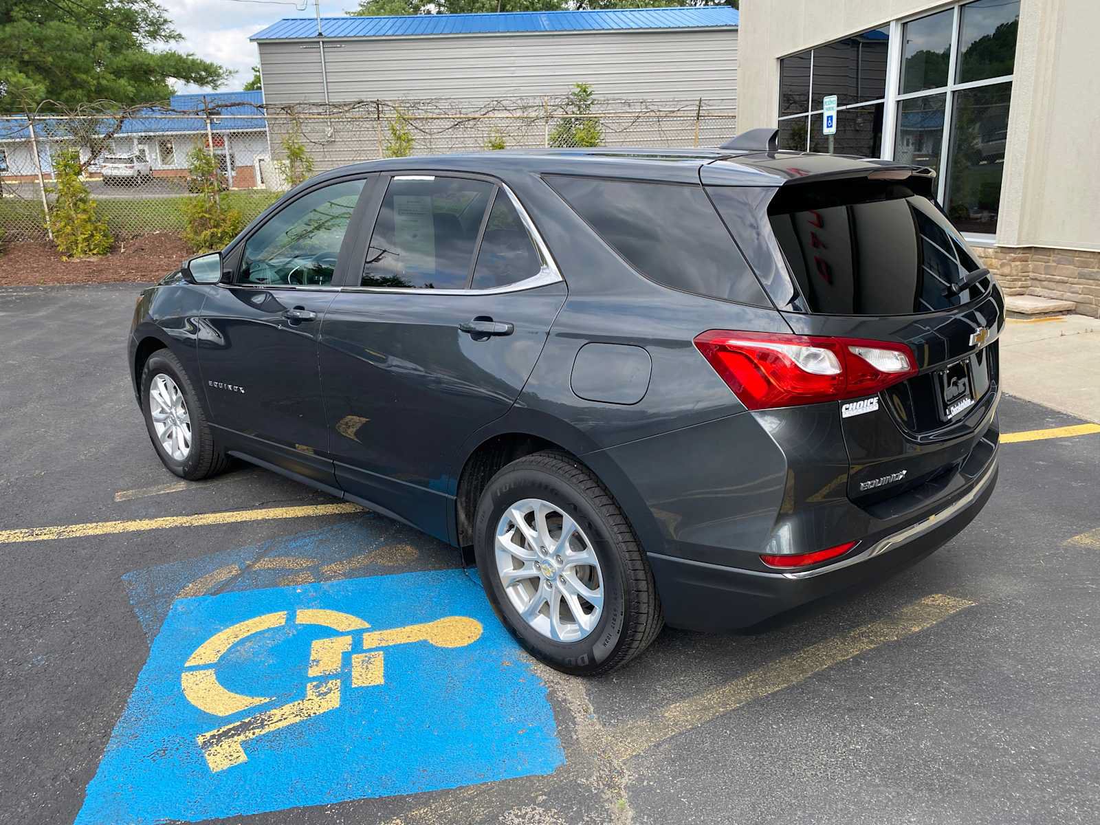 Used 2021 Chevrolet Equinox LT FWD image 2