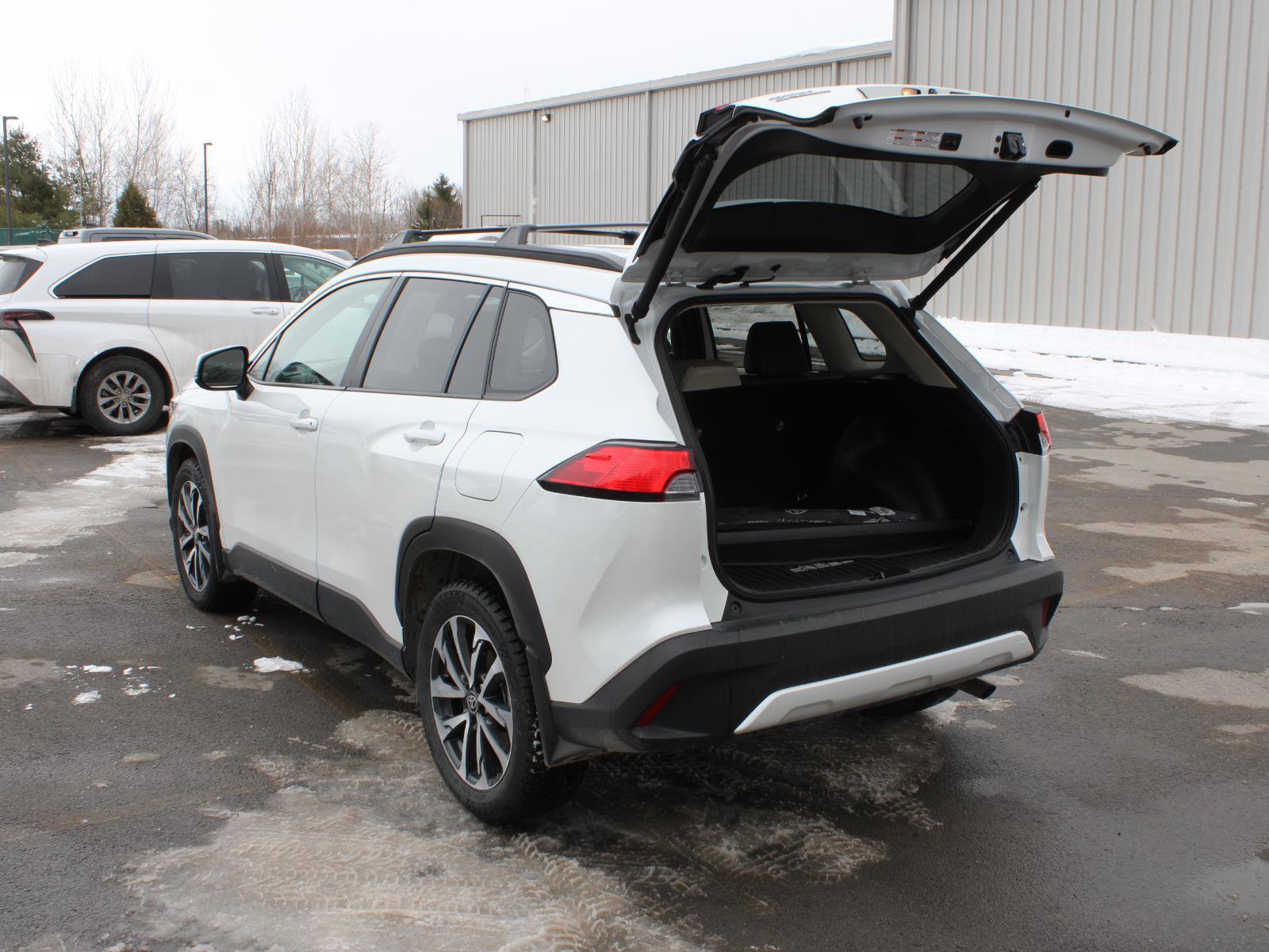 Used 2023 Toyota Corolla Cross XLE w/ Convenience Package image 7