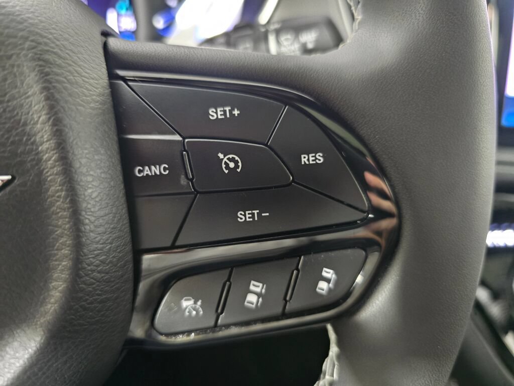 Used 2023 Chrysler Pacifica Limited w/ Uconnect Theater Family Group FWD image 28