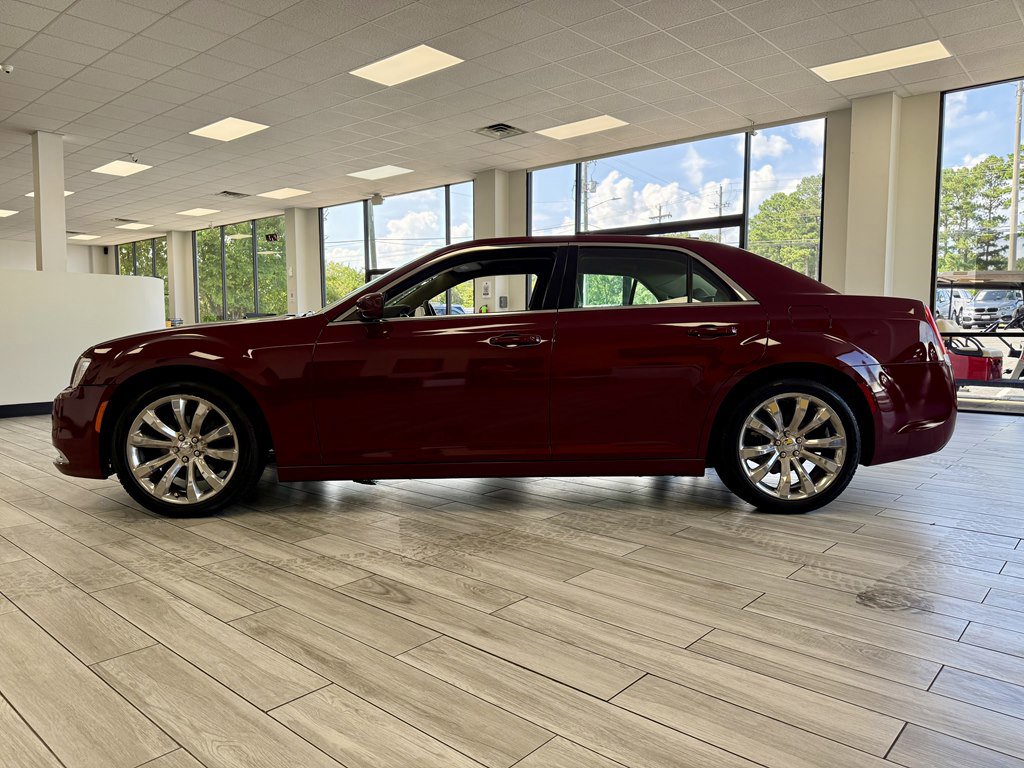 Used 2018 Chrysler 300 Touring L RWD image 4
