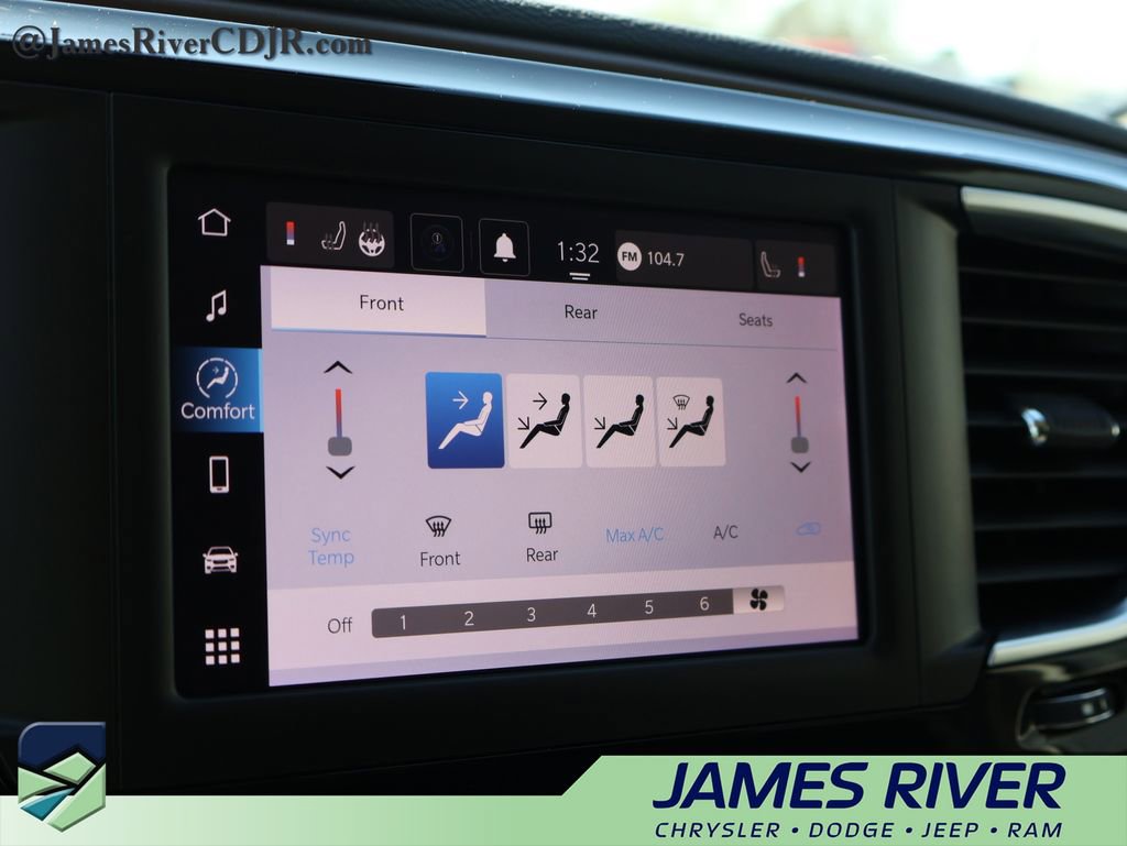 Used 2024 Chrysler Voyager LX image 32