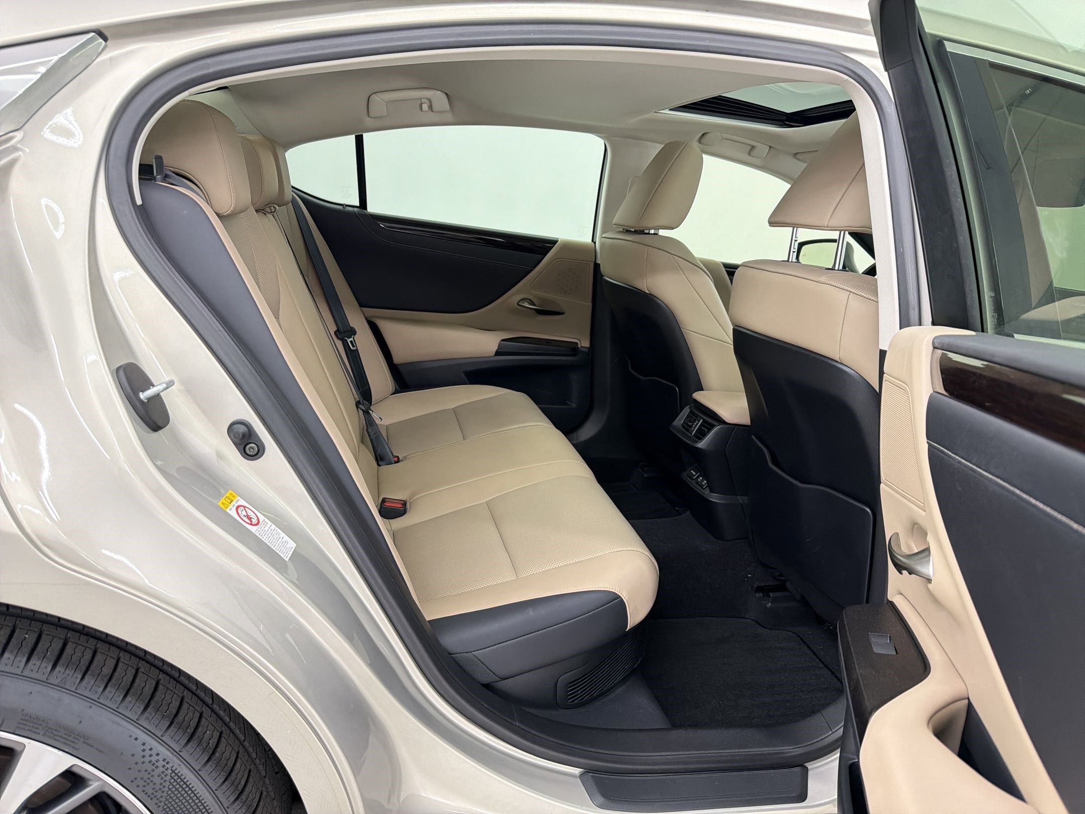 Used 2019 Lexus ES 300h w/ Premium Package FWD image 29