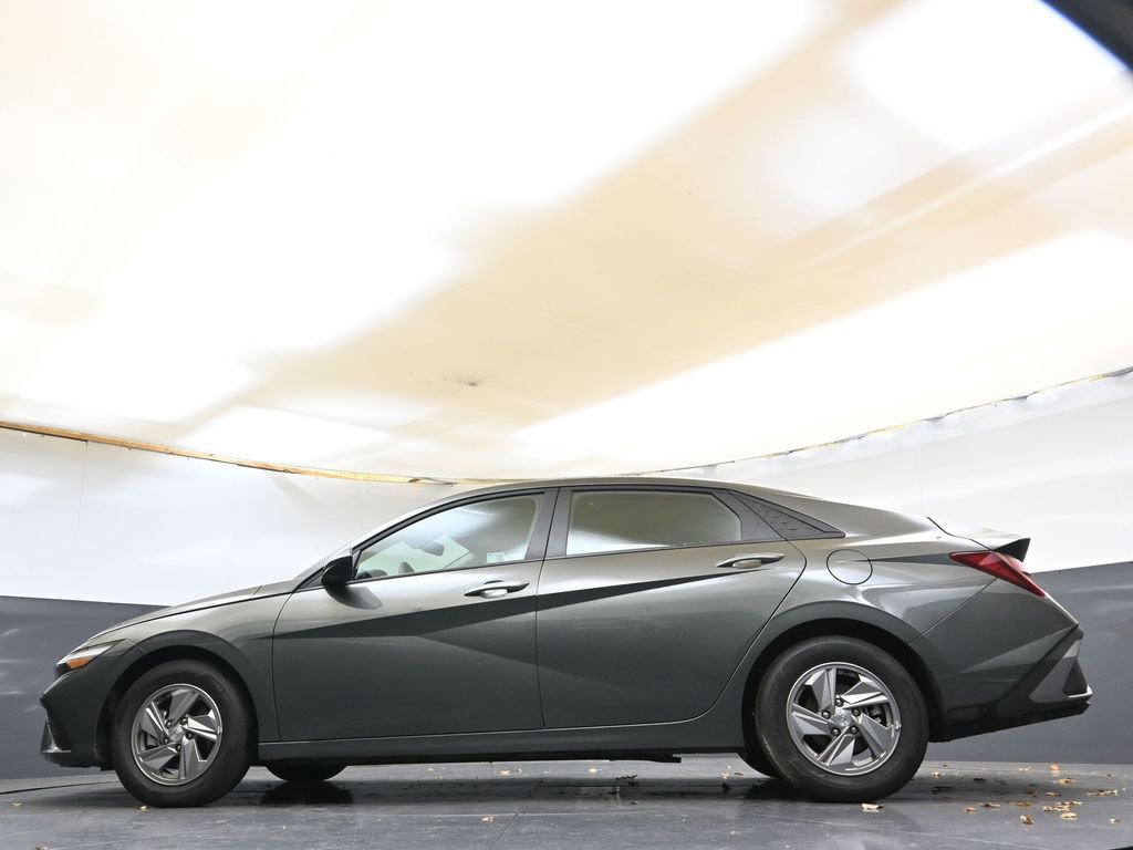 Used 2025 Hyundai Elantra SE image 39