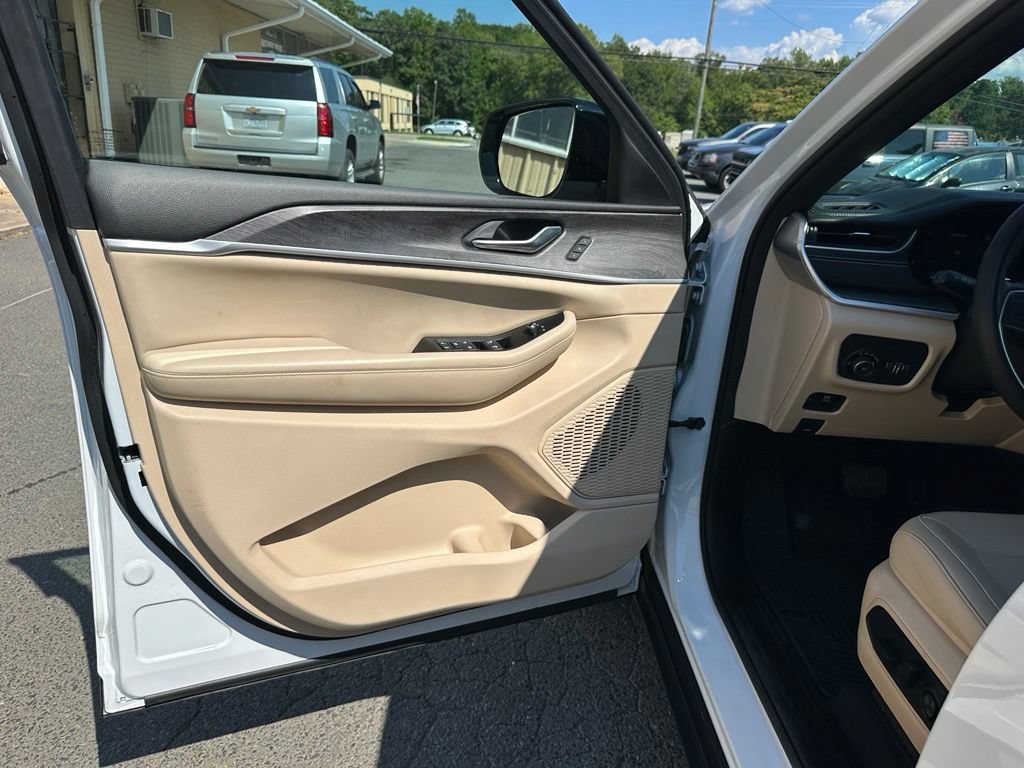 Used 2023 Jeep Grand Cherokee Limited AWD/4WD image 16