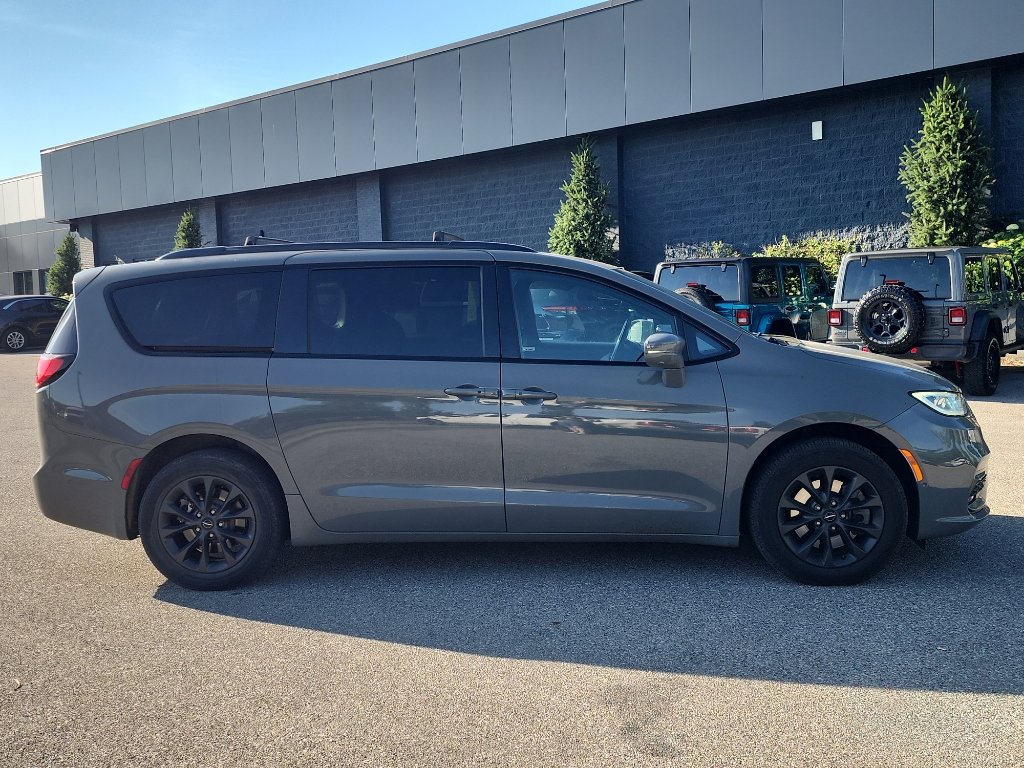Used 2021 Chrysler Pacifica Touring-L w/ Premium & Safety Sphere Group AWD/4WD image 8