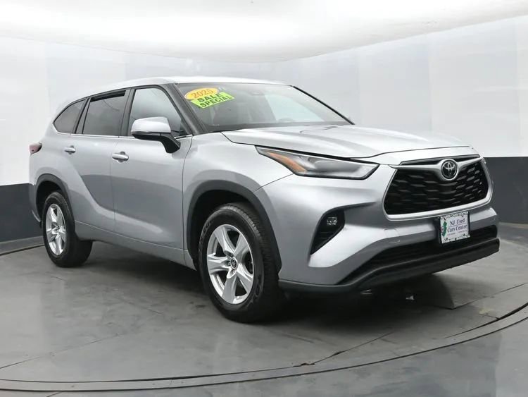 Used 2025 Toyota Highlander LE FWD image 2