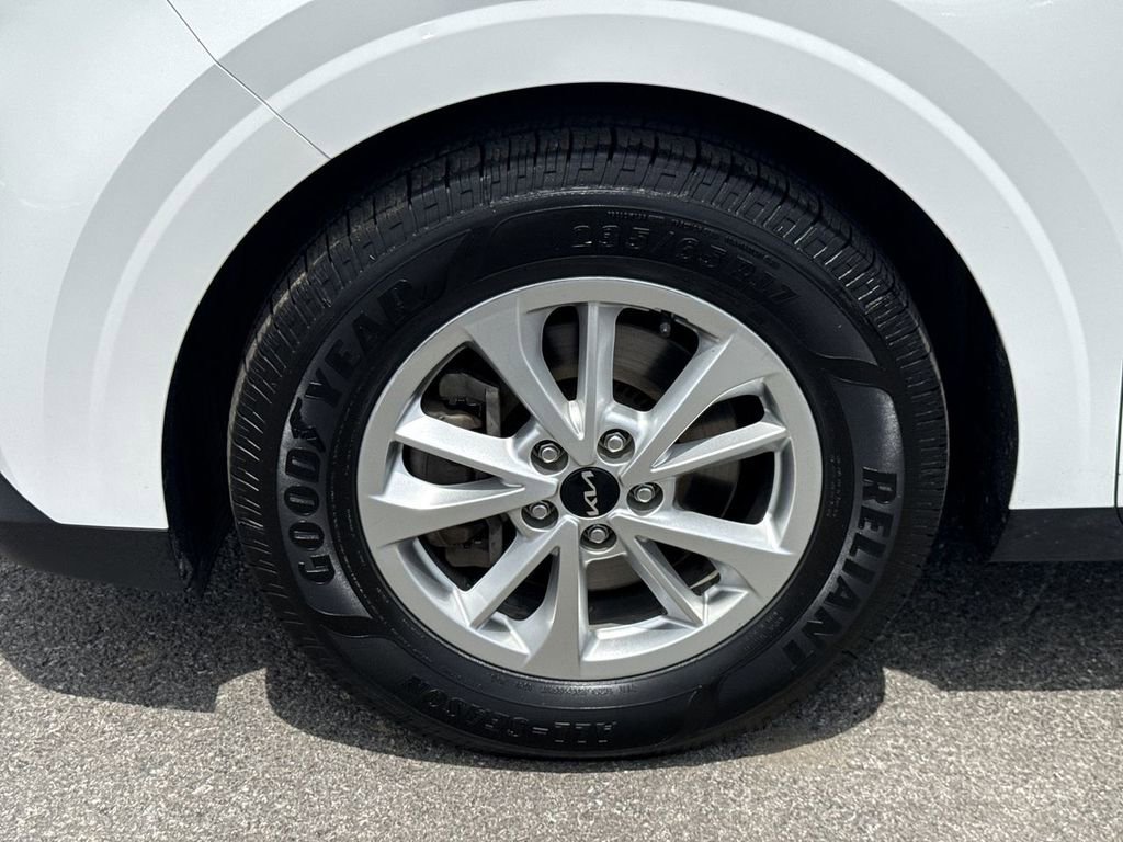 Used 2022 Kia Carnival LX FWD image 10