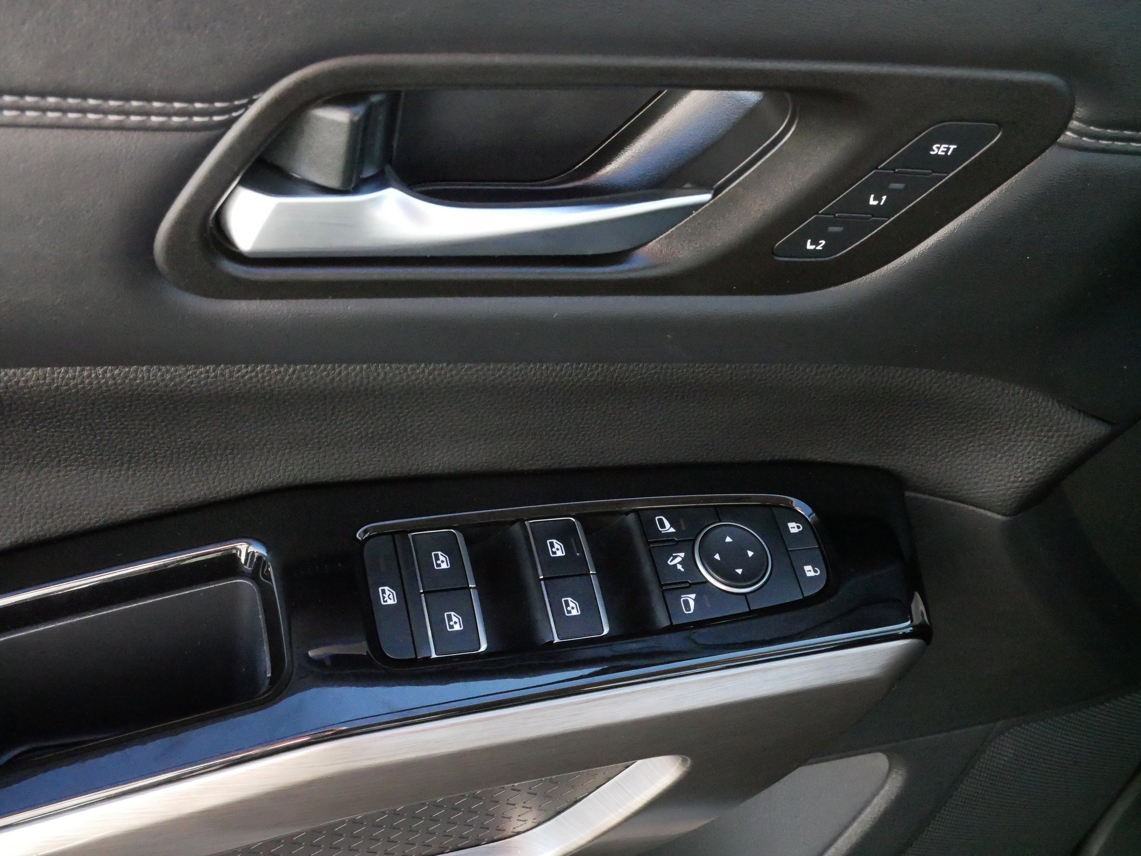 Used 2023 Nissan Pathfinder Platinum w/ Lighting Package (N93) image 19