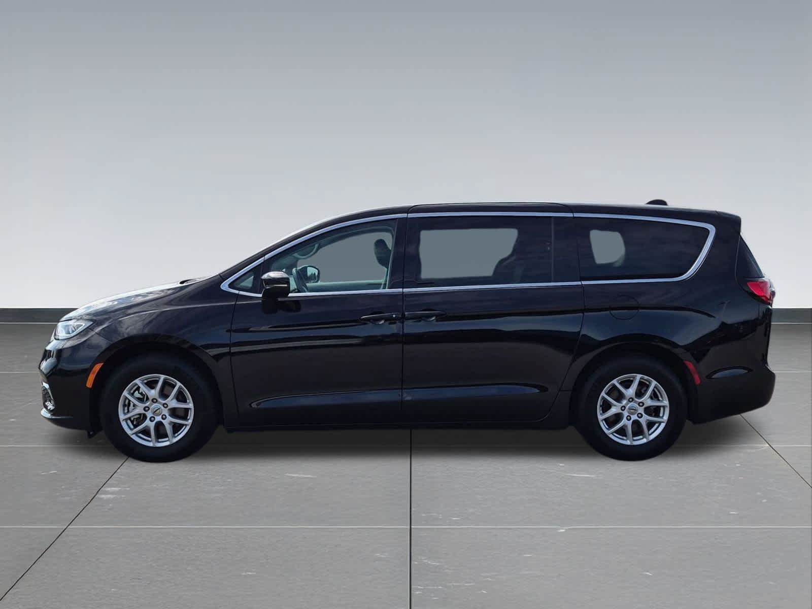 Used 2024 Chrysler Pacifica Touring-L FWD image 3