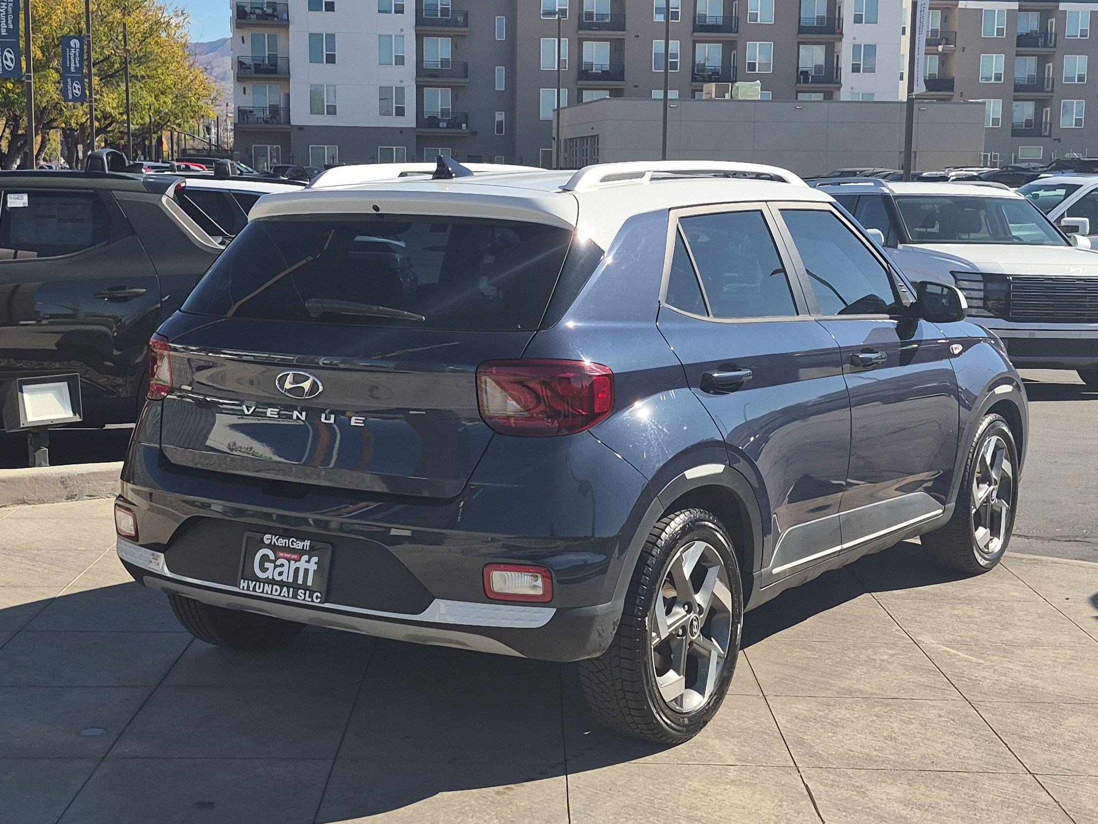 Used 2021 Hyundai Venue FWD image 3