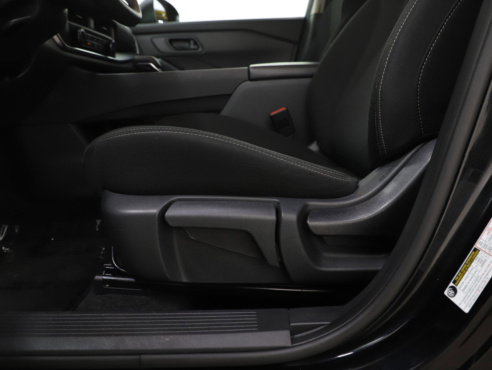 Used 2024 Nissan Rogue S image 21
