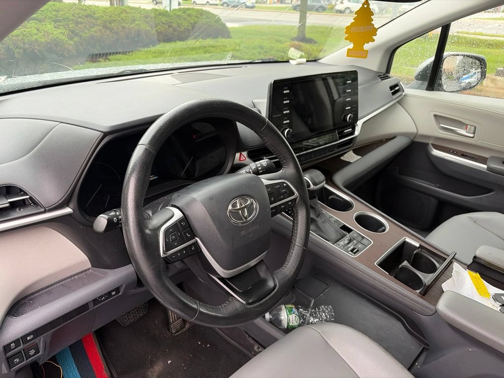 Used 2023 Toyota Sienna XLE FWD image 13