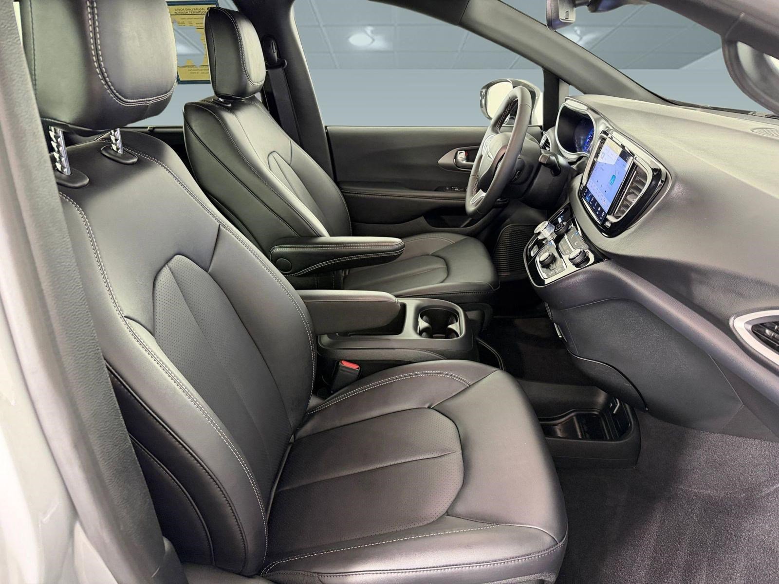 Used 2026 Chrysler Pacifica Select image 21