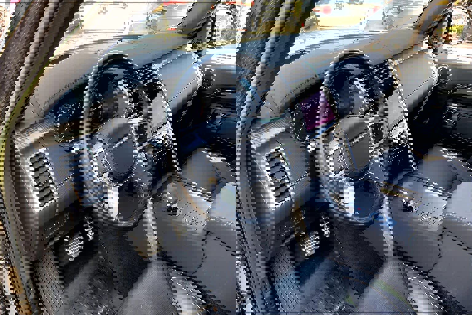 Used 2023 Land Rover Discovery Metropolitan Edition image 16