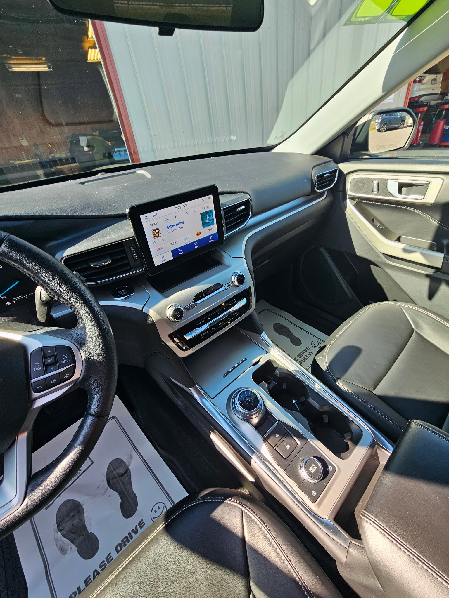 Used 2022 Ford Explorer XLT w/ Equipment Group 202A image 8